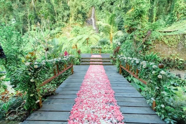 ロイヤルピタマハ ウォーターフォール ウェディング バージンロード